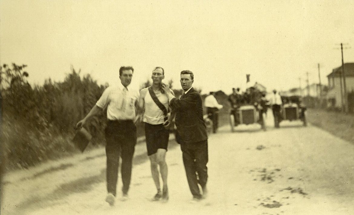 Na dann Prost! Thomas Hicks beim Marathon im Jahr 1904